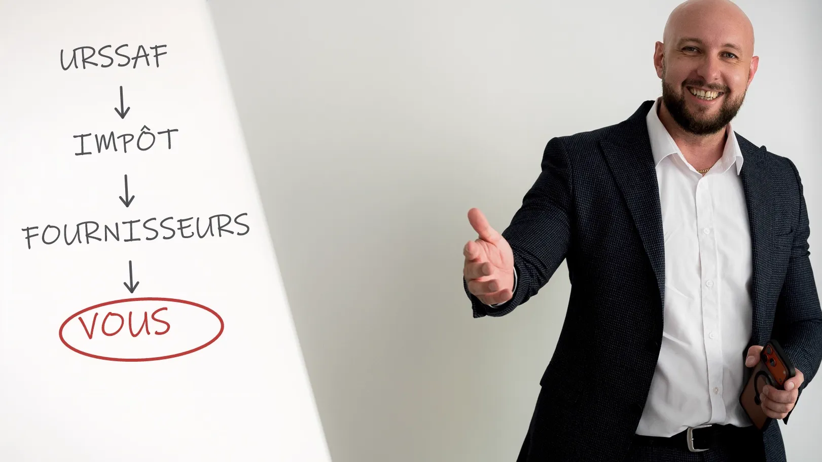 Yann Nachtrieb présente le schéma de rémunération du dirigeant dans son bureau, à Limoges